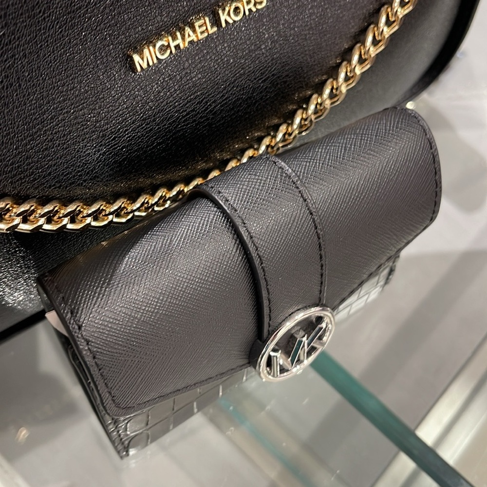 MICHAEL KORS CARMEN MEDIUM LOGO AND FAUX LEATHER WALLET BLACK 
NWT - Picture 5 of 16